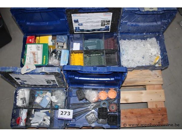 O.a. set bevestigingsmaterialen - berner - diverse maten kunststof clips - diverse maten bevestigingsschroeven - diverse maten plastic pluggen - diverse maten accessoireboxen - berner - leeg - afbeelding 1 van  4