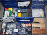 O.a. set bevestigingsmaterialen - berner - diverse maten kunststof clips - diverse maten bevestigingsschroeven - diverse maten plastic pluggen - diverse maten accessoireboxen - berner - leeg - afbeelding 1 van  4