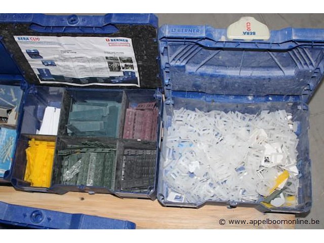 O.a. set bevestigingsmaterialen - berner - diverse maten kunststof clips - diverse maten bevestigingsschroeven - diverse maten plastic pluggen - diverse maten accessoireboxen - berner - leeg - afbeelding 2 van  4