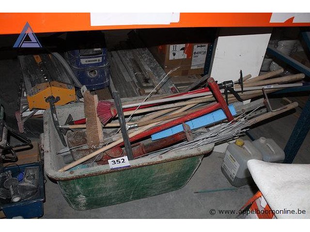 O.a. set bezems - diverse soorten lijmklemmen tegelsnijder jerrycan afbakeningstokken - afbeelding 1 van  1