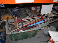 O.a. set bezems - diverse soorten lijmklemmen tegelsnijder jerrycan afbakeningstokken - afbeelding 1 van  1