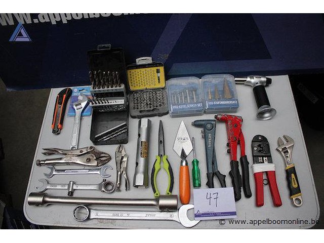 O.a. set boorbits - diverse maten stanleymes verstelbare sleutel gereedschapset - diverse items kegelsnijkers set nietpistool - gespia gasbrander krimptang - afbeelding 1 van  4