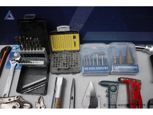O.a. set boorbits - diverse maten stanleymes verstelbare sleutel gereedschapset - diverse items kegelsnijkers set nietpistool - gespia gasbrander krimptang - afbeelding 2 van  4