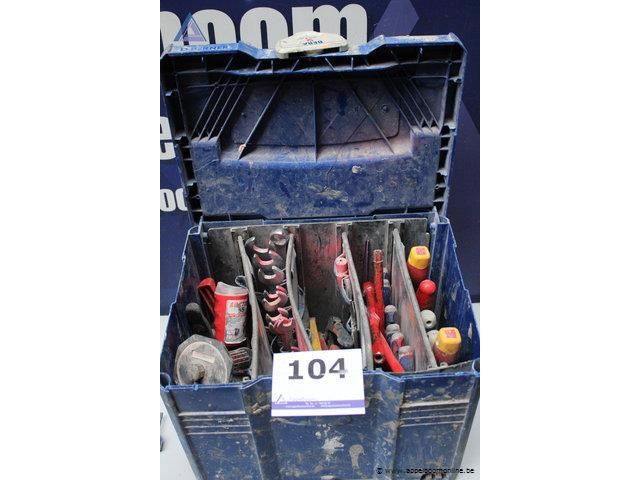 O.a. set schroevendraaiers - diverse maten set tangen - diverse maten set moersleutels - diverse maten kitpistool handgereedschap diversen - afbeelding 1 van  3