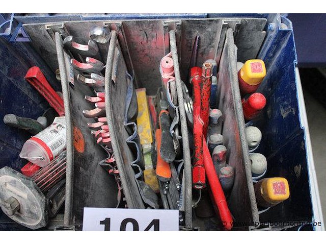 O.a. set schroevendraaiers - diverse maten set tangen - diverse maten set moersleutels - diverse maten kitpistool handgereedschap diversen - afbeelding 3 van  3