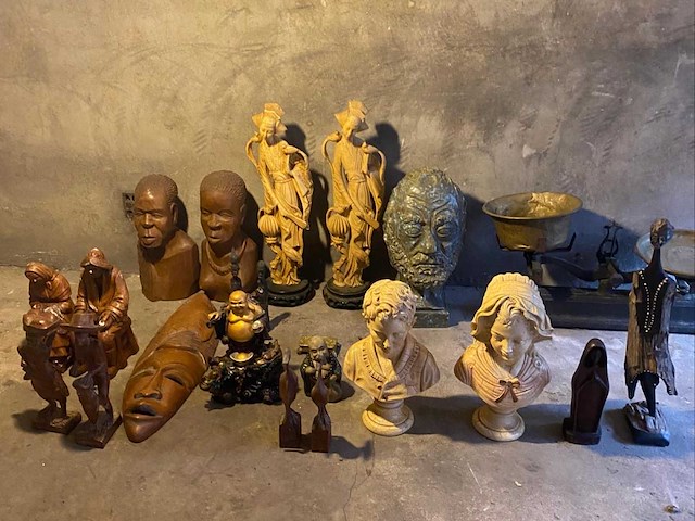 Object - set beelden en decoratieve objecten – hout, hars, steen en metaal - afbeelding 1 van  7