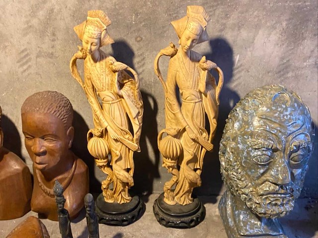 Object - set beelden en decoratieve objecten – hout, hars, steen en metaal - afbeelding 2 van  7