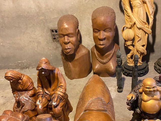 Object - set beelden en decoratieve objecten – hout, hars, steen en metaal - afbeelding 3 van  7