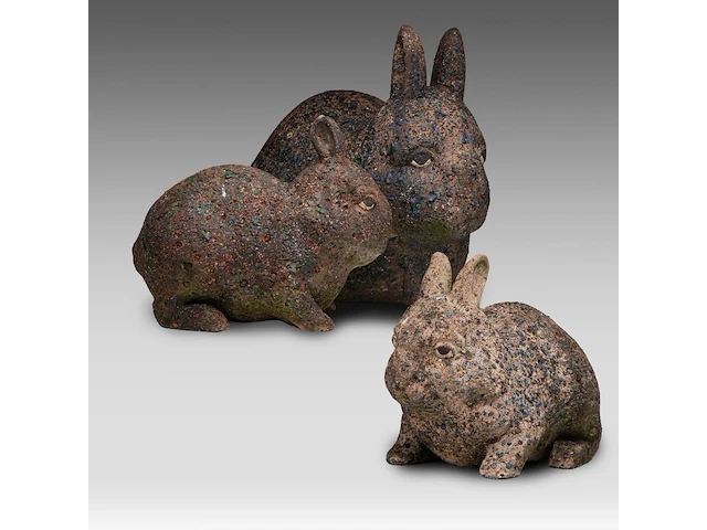 Odile kinart (1945), three rabbits, terracotta smallest: 32 x 40 cm. (12.59 x 15 3/4 in.), tallest: 47 x 55 cm. (18 1/2 x 21.64 in.) - afbeelding 1 van  19