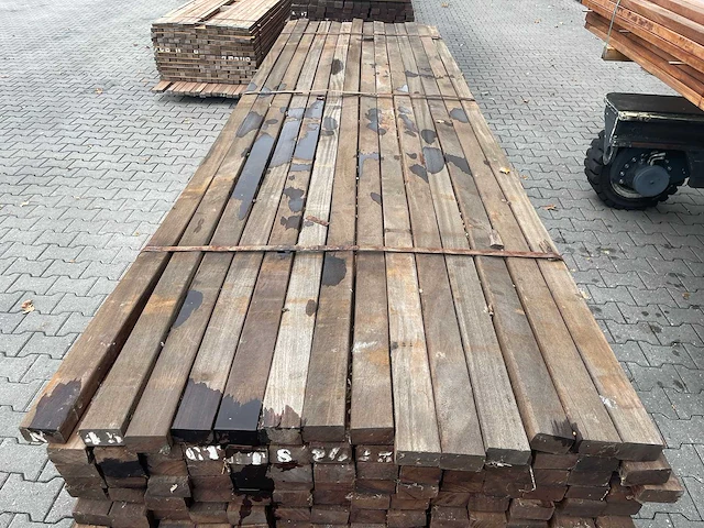 Okan hardhouten onderliggers geschaafd 3350x70x40mm (140x) - afbeelding 1 van  3