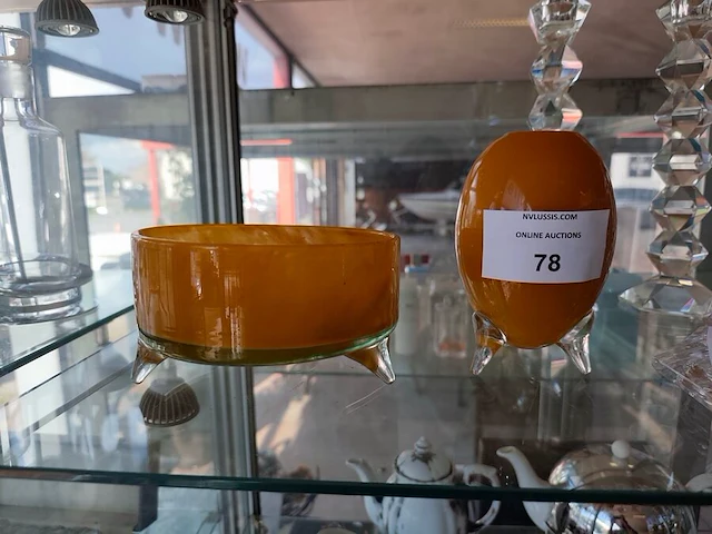 Okergele mondgeblazen glazen vaas met heldere glazen pootjes met bijhorende okergele schaal - afbeelding 1 van  5