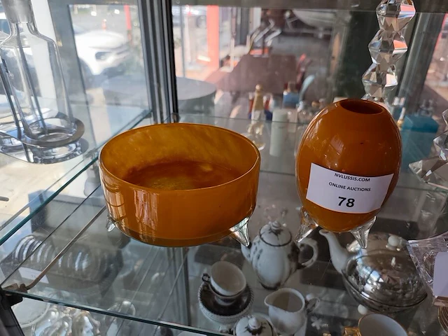 Okergele mondgeblazen glazen vaas met heldere glazen pootjes met bijhorende okergele schaal - afbeelding 2 van  5