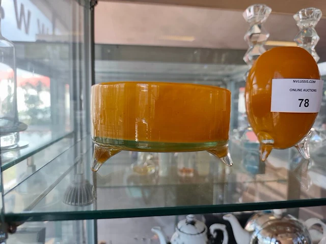 Okergele mondgeblazen glazen vaas met heldere glazen pootjes met bijhorende okergele schaal - afbeelding 3 van  5