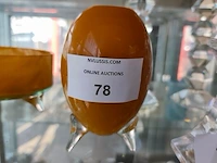 Okergele mondgeblazen glazen vaas met heldere glazen pootjes met bijhorende okergele schaal - afbeelding 4 van  5