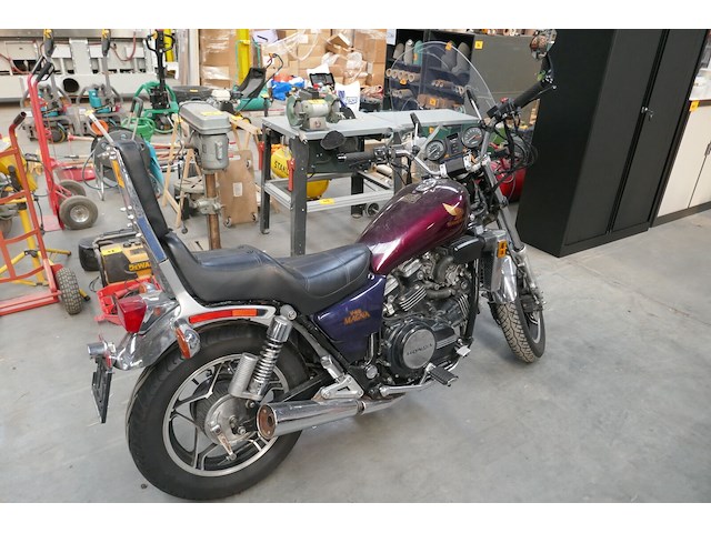 Old timer moto honda (1984 / jh2 rc2 101 em 005 952) + lederen motorjas richa - afbeelding 12 van  16