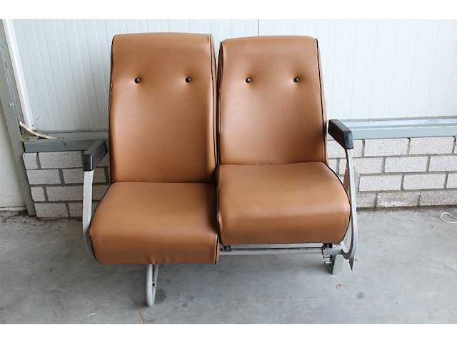 Oldtimer busbank - afbeelding 1 van  3