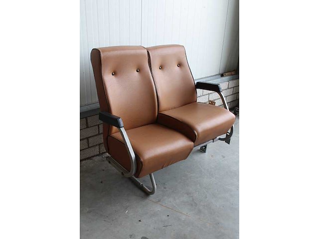 Oldtimer busbank - afbeelding 2 van  3