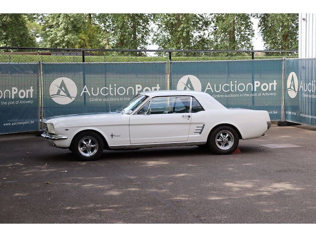 Oldtimer ford mustang v8 benzine 1966 (marge) - afbeelding 1 van  1