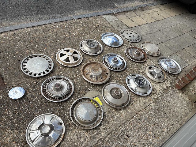 Oldtimer wieldeksels - part (17x) - afbeelding 4 van  4