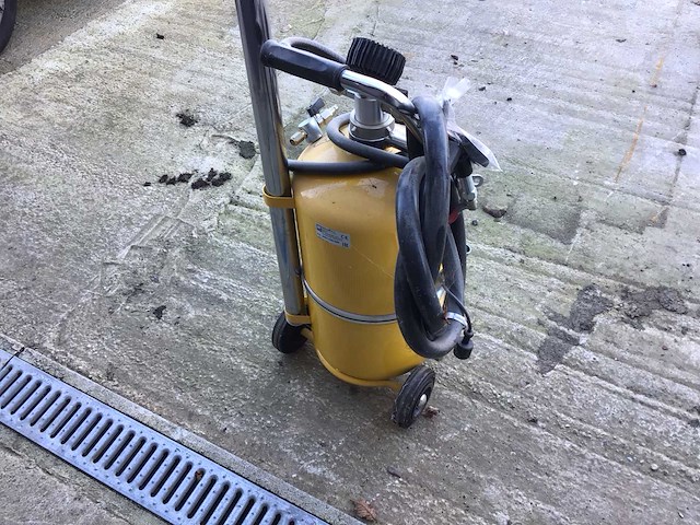 Olieaftapper 2024 - afbeelding 6 van  10