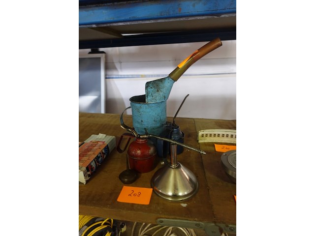 Oliekan, 3 olievatjes en trechter - afbeelding 1 van  2