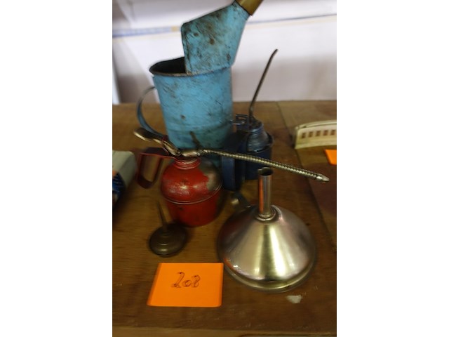 Oliekan, 3 olievatjes en trechter - afbeelding 2 van  2