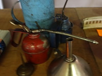 Oliekan, 3 olievatjes en trechter - afbeelding 2 van  2