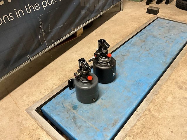 Olieresevoir met handpomp voor kipper - afbeelding 1 van  1