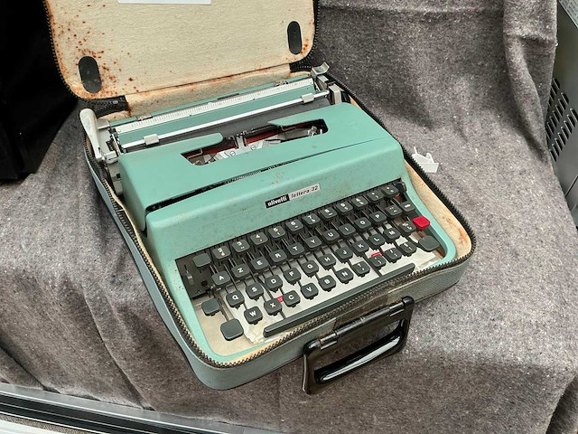 Olivetti lettera 32 tijpmachine - afbeelding 1 van  3