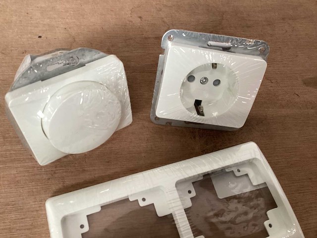 Olympic dimmer met stopcontact en afdekraam, complete set (18x) - afbeelding 2 van  3