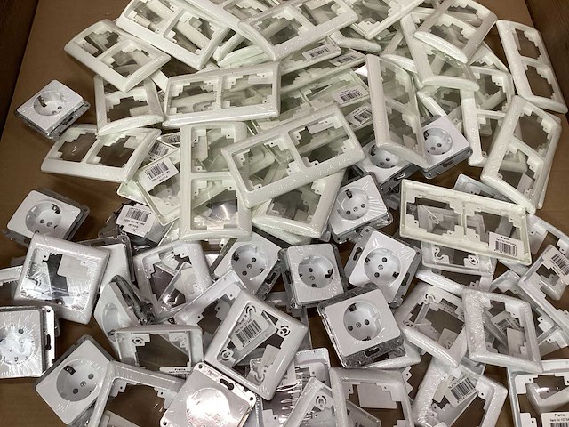 Olympic mix kavel stopcontacten en inbouwframes dubbel (100x) - afbeelding 1 van  5