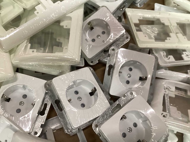 Olympic mix kavel stopcontacten en inbouwframes dubbel (100x) - afbeelding 5 van  5