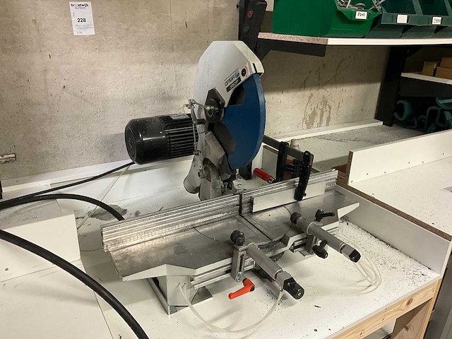 Omga montagelijn met inhoud op zolderverdieping - afbeelding 2 van  6