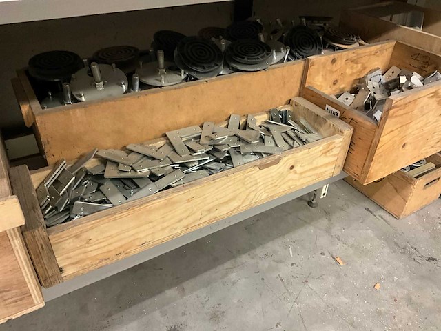 Omga montagelijn met inhoud op zolderverdieping - afbeelding 3 van  6