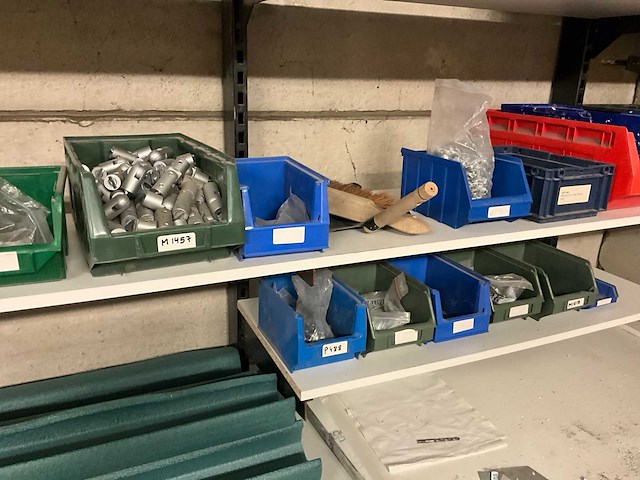 Omga montagelijn met inhoud op zolderverdieping - afbeelding 5 van  6