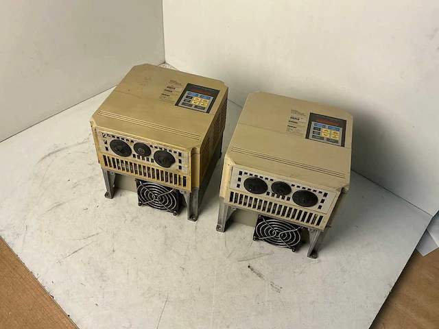 Omron sysdrive 3g3xv frequentieregelaar (2x) - afbeelding 1 van  6