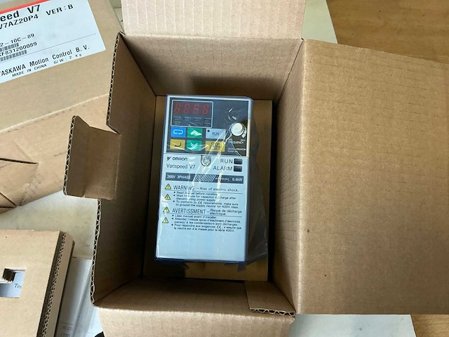 Omron varispeed v7 cimr-v7az20p4 frequentieregelaar (3x) - afbeelding 2 van  6