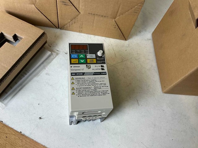 Omron varispeed v7 cimr-v7az20p4 frequentieregelaar (3x) - afbeelding 3 van  6