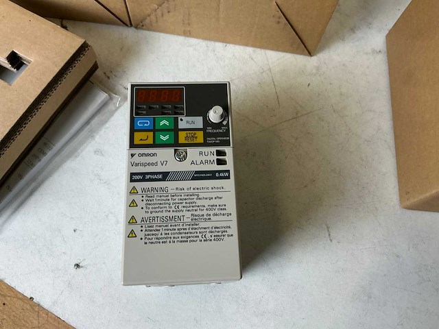 Omron varispeed v7 cimr-v7az20p4 frequentieregelaar (3x) - afbeelding 4 van  6