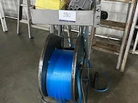 Omsnoeringsset bestaande uit een dispenser voor omsnoeringsband, een rol omsnoeringsband en een handmatig omsnoeringsgereedschap. inclusief diverse toebehoren in metalen bak.