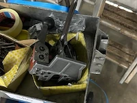 Omsnoeringsset bestaande uit een dispenser voor omsnoeringsband, een rol omsnoeringsband en een handmatig omsnoeringsgereedschap. inclusief diverse toebehoren in metalen bak. - afbeelding 2 van  2