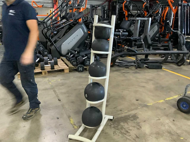 Onbekend 5x medicine ball met rek krachtstation - afbeelding 1 van  4