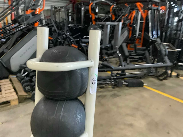 Onbekend 5x medicine ball met rek krachtstation - afbeelding 2 van  4
