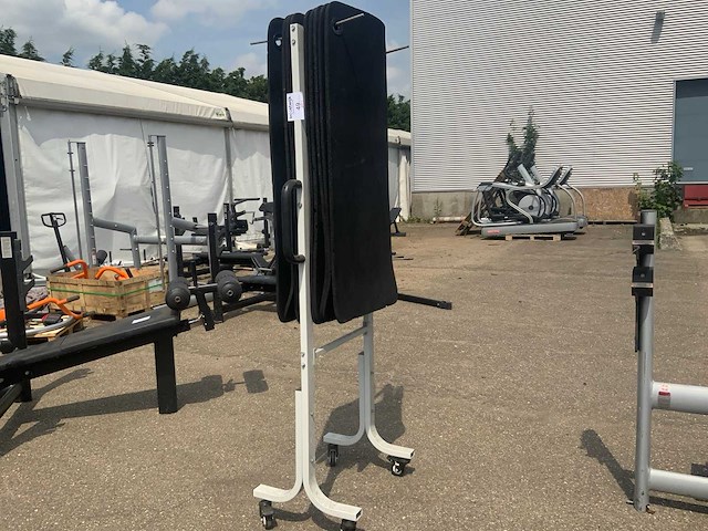 Onbekend aerobic matten met rek 9x krachtstation - afbeelding 1 van  3