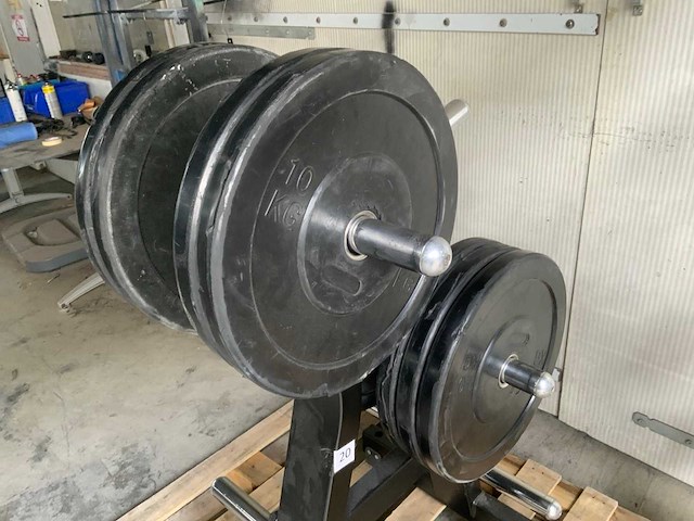 Onbekend bumperplates met technogym rek 10x20kg krachtstation - afbeelding 2 van  3
