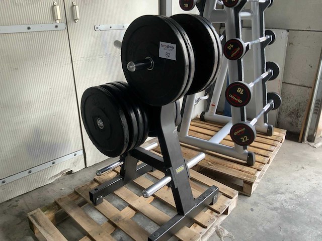 Onbekend bumperplates met technogym rek 10x20kg krachtstation - afbeelding 1 van  3