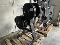 Onbekend bumperplates met technogym rek 10x20kg krachtstation - afbeelding 1 van  3