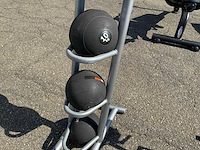 Onbekend medicin balls met rek krachtstation - afbeelding 1 van  2