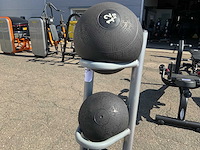 Onbekend medicin balls met rek krachtstation - afbeelding 2 van  2