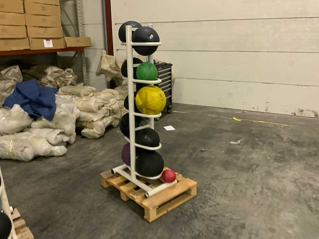 Onbekend medicine ball met rek 10x ball krachtstation - afbeelding 1 van  6